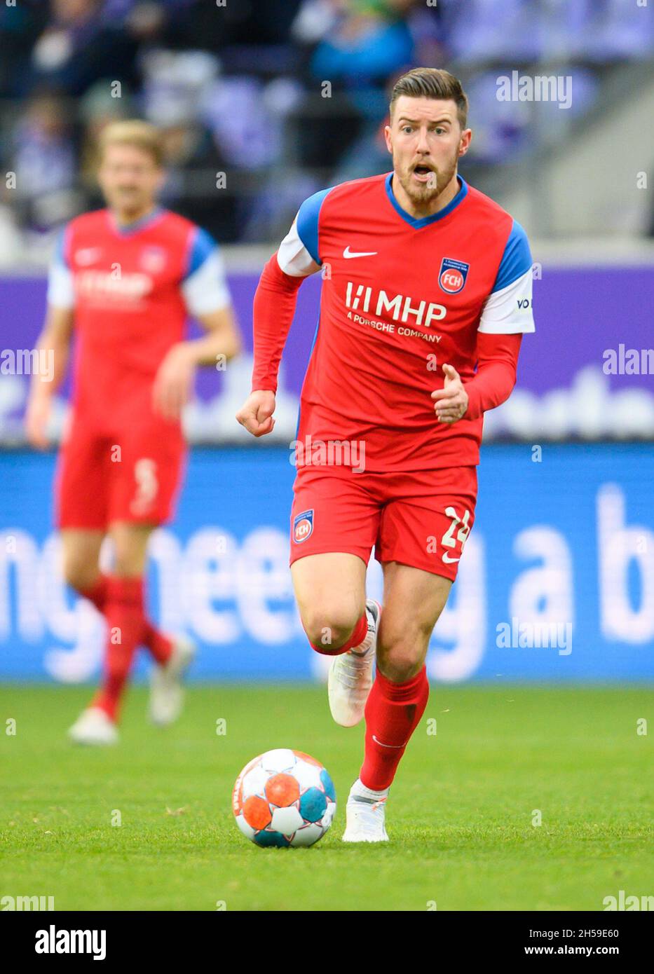 Aue, Germany. 07th Nov, 2021. Football: 2. Bundesliga, Erzgebirge Aue - 1.  FC Heidenheim, Matchday 13, Erzgebirgsstadion. Heidenheim's John-Patrick  Strauß plays the ball. Credit: Robert Michael/dpa-Zentralbild/dpa -  IMPORTANT NOTE: In accordance with