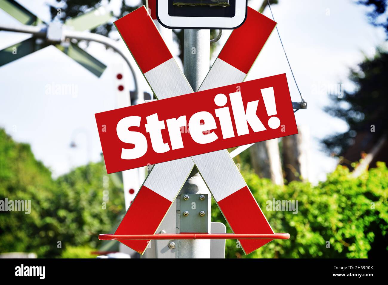 FOTOMONTAGE, Andreaskreuz an einem Bahnübergang und Schild mit Aufschrift Streik, Symbolfoto Bahnstreik Stock Photo