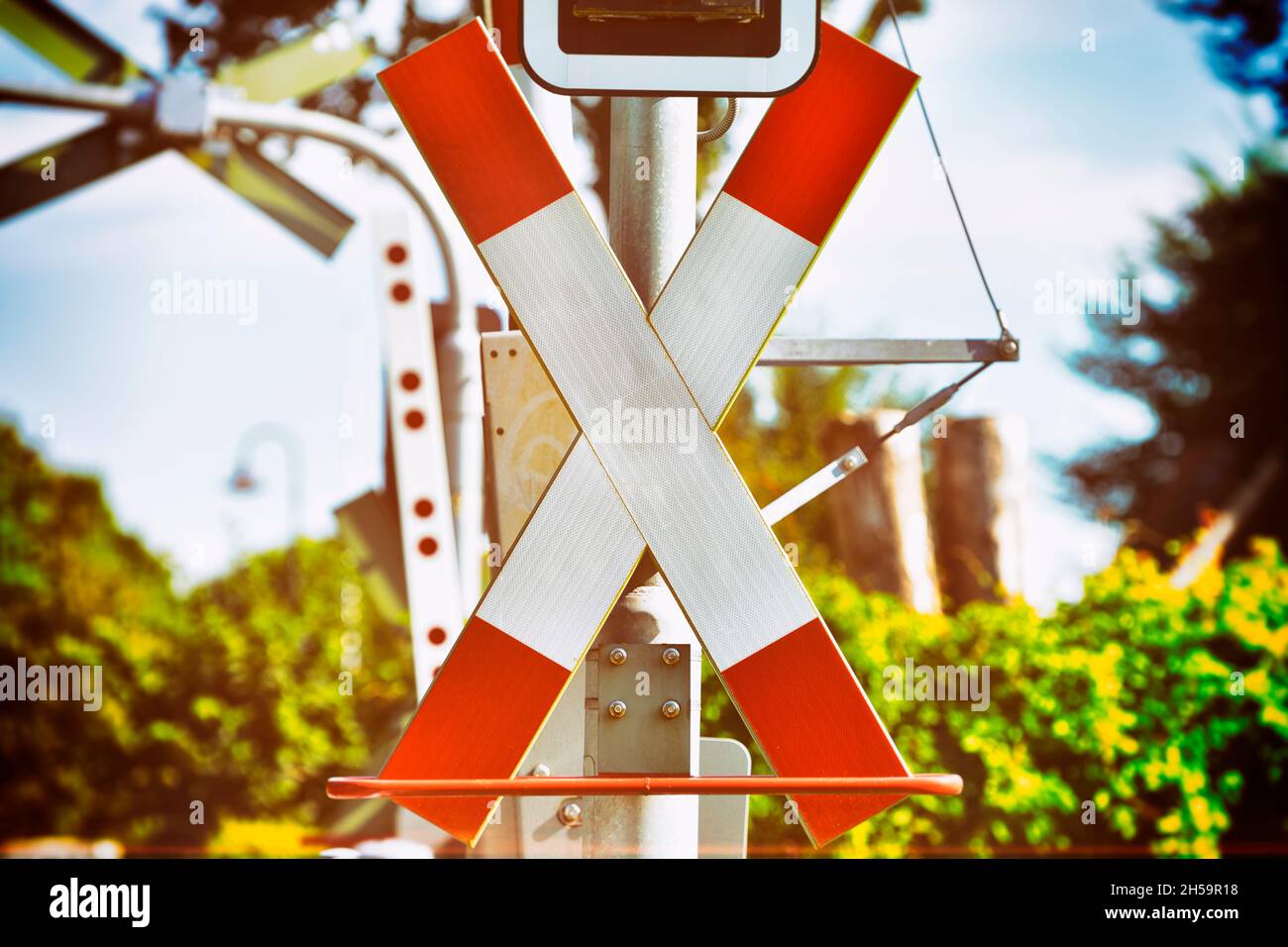 Andreaskreuz an einem Bahnübergang, Symbolfoto Bahnstreik Stock Photo