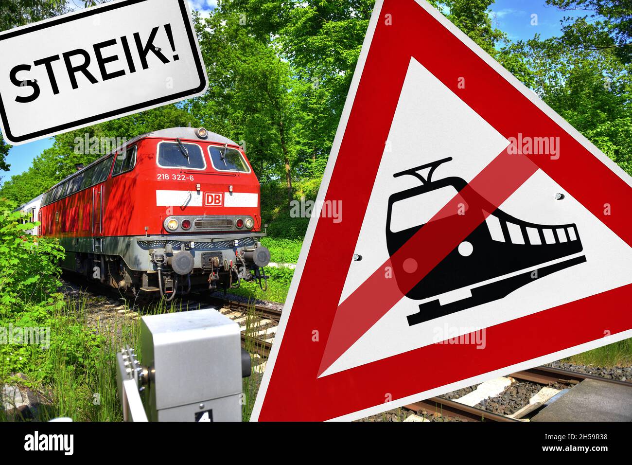 FOTOMONTAGE, Durchgestrichenes Bahnübergangsschild und Regionalbahn, Symbolfoto Bahnstreik Stock Photo