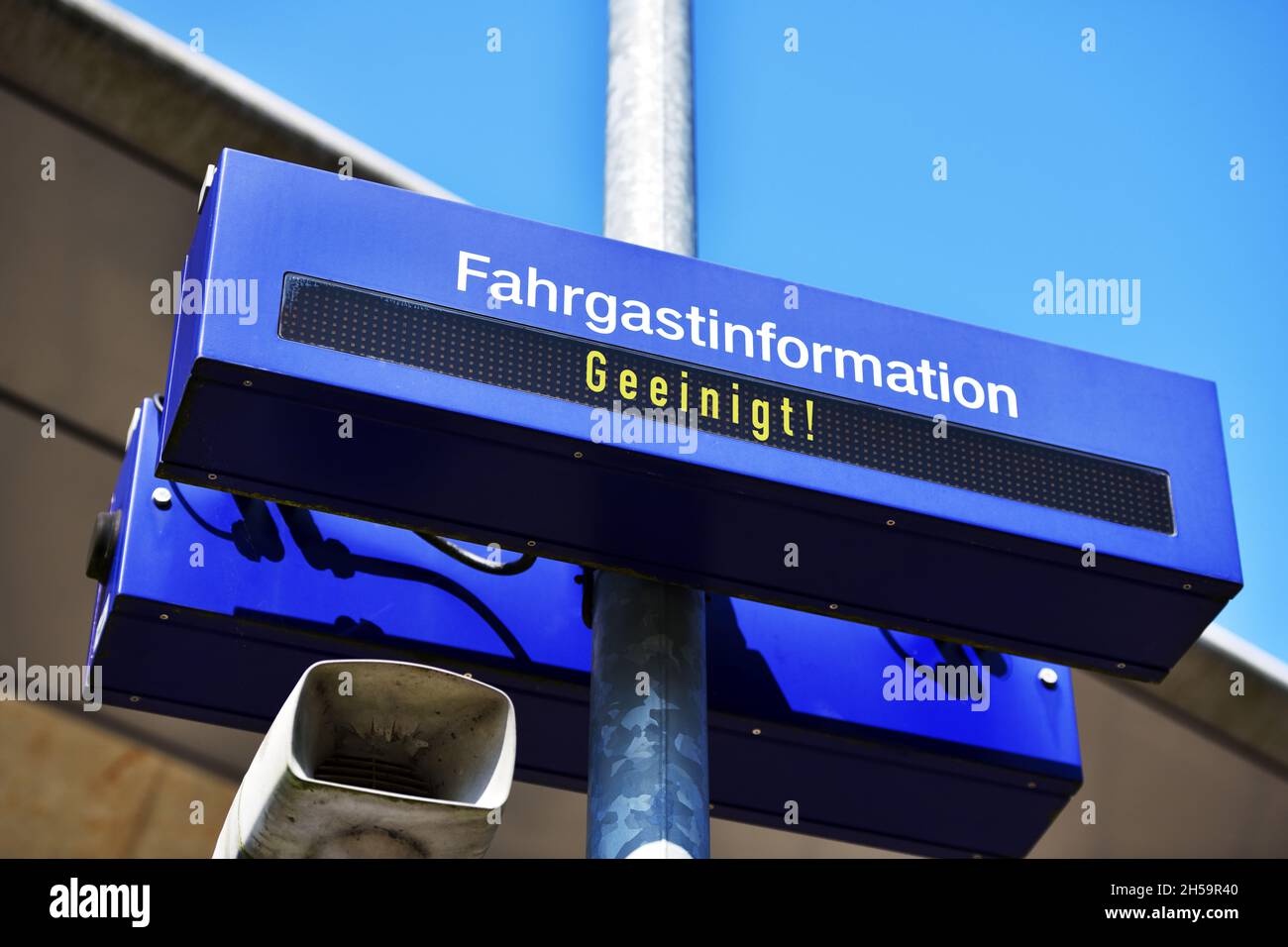 FOTOMONTAGE, Anzeigetafel an einem Bahnsteig mit der Aufschrift Geeinigt!, Symbolfoto Beendigung des Bahnstreik Stock Photo