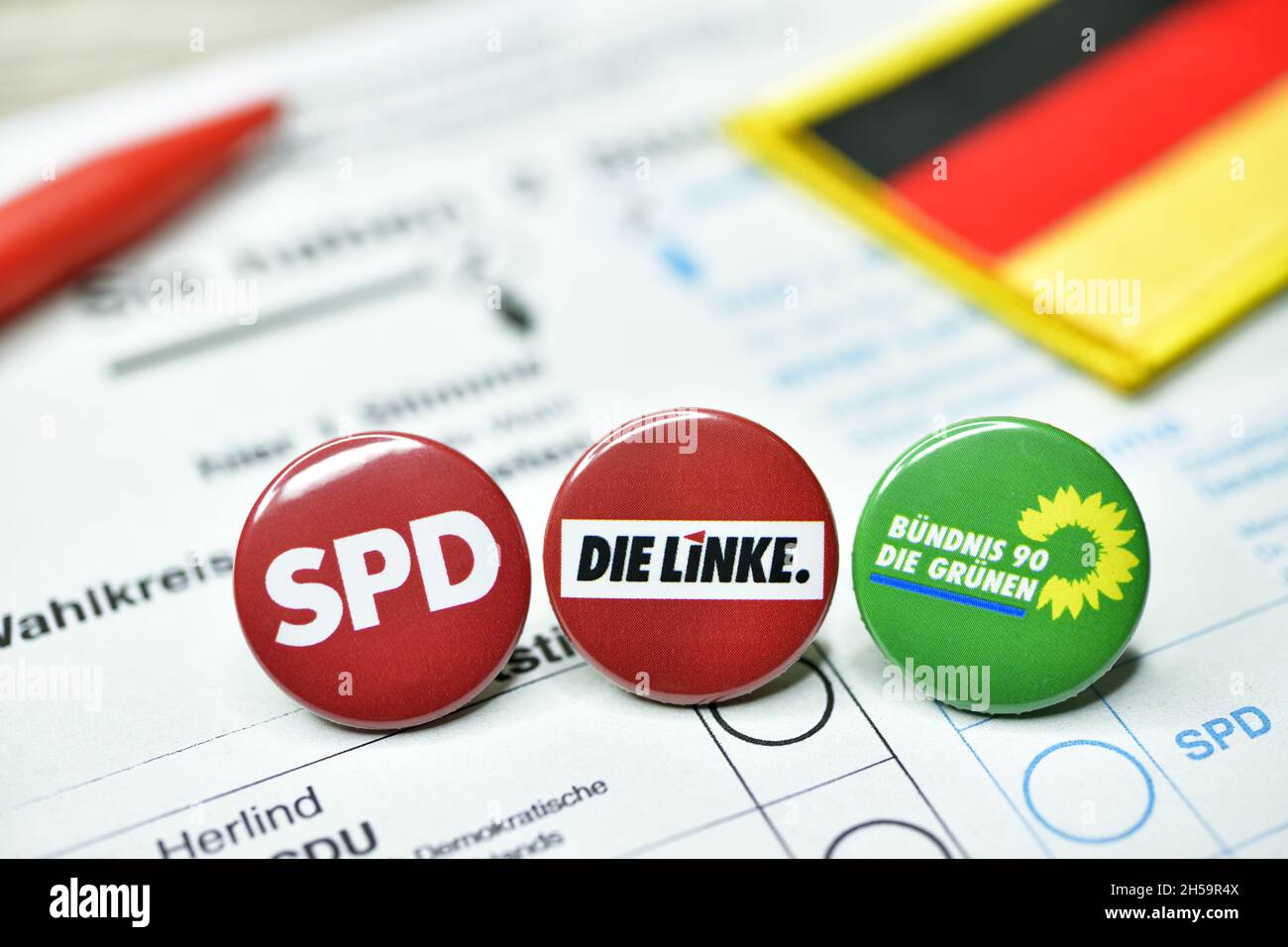 Parteien-Anstecker auf einem Stimmzettel, Koalition aus SPD, Grüne und Die Linke, Rot-Rot-Grün Stock Photo