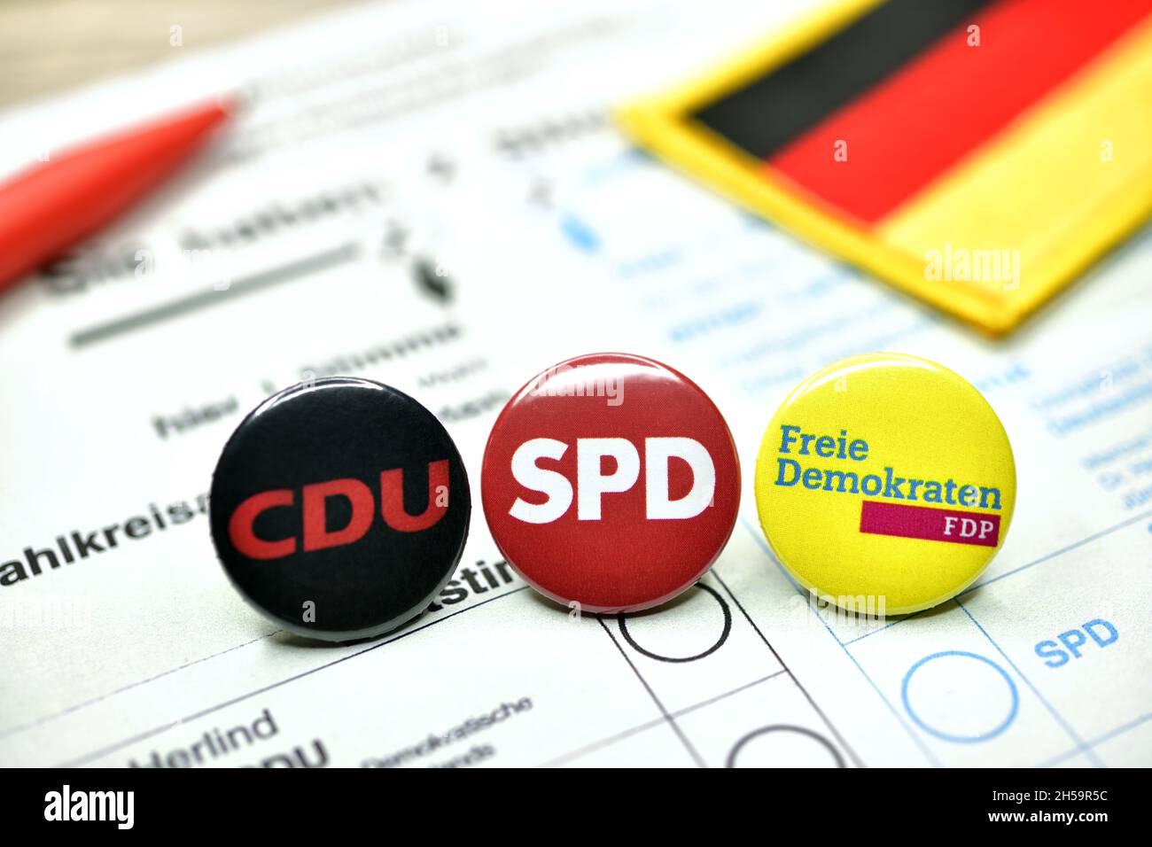 Parteien-Anstecker auf einem Stimmzettel, Koalition aus CDU, SPD und FDP, Deutschland-Koalition Stock Photo