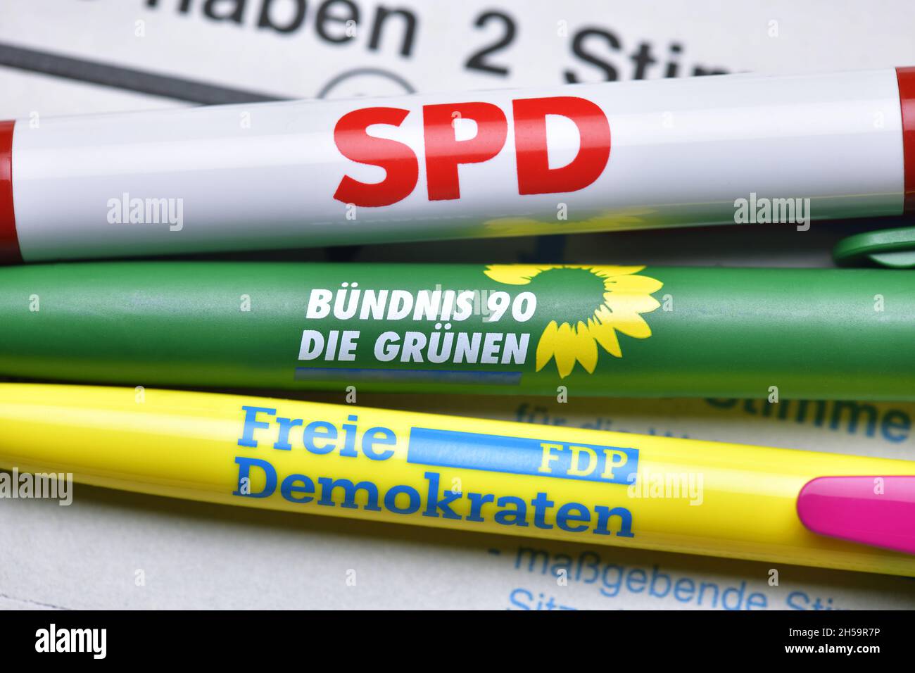 Parteien-Kugelschreiber auf einem Stimmzettel, Koalition aus SPD, der FDP und den Grünen, Ampel-Koalition Stock Photo