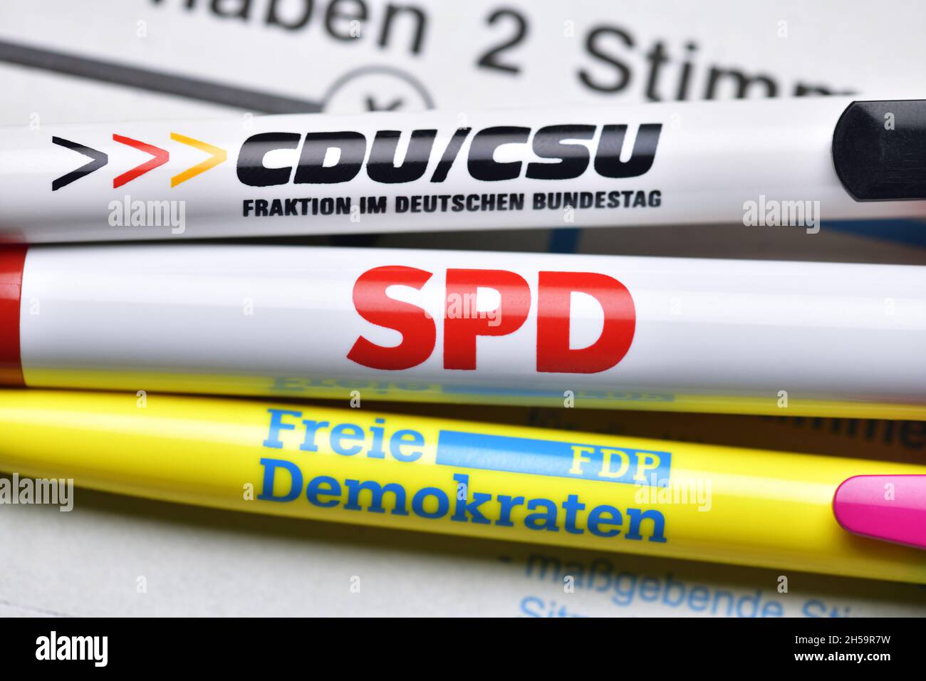 Parteien-Kugelschreiber auf einem Stimmzettel, Koalition aus CDU/CSU, SPD und FDP, Deutschland-Koalition Stock Photo