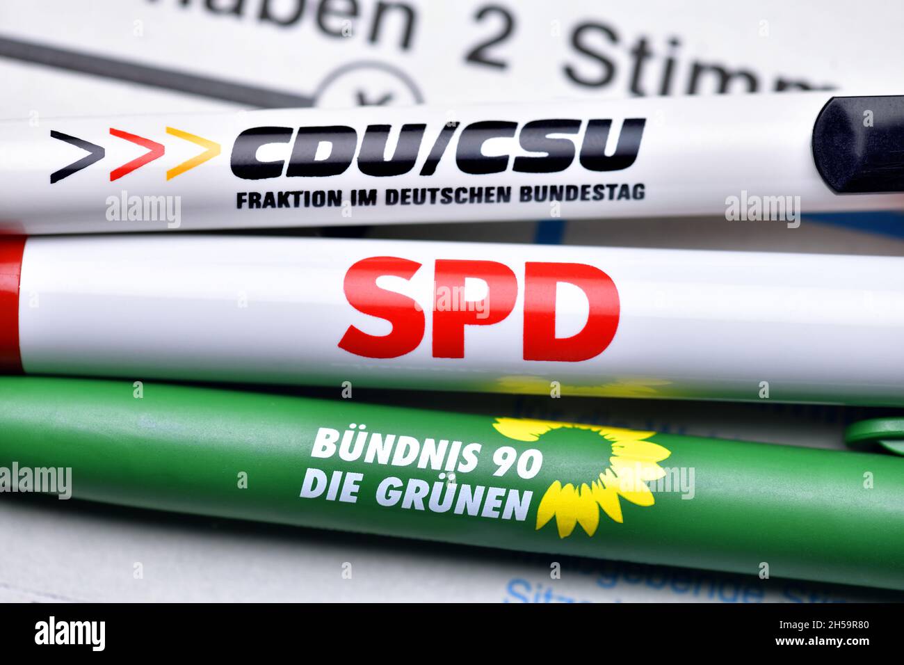 Parteien-Kugelschreiber auf einem Stimmzettel, Koalition aus CDU/CSU, SPD  und den Grünen, Kenia-Koalition Stock Photo - Alamy