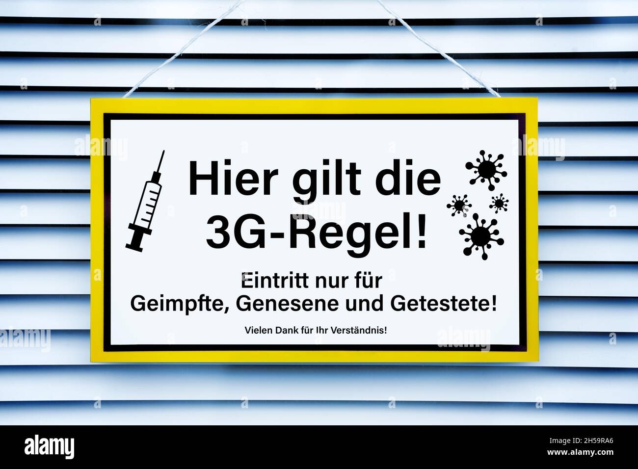 Schild verweist auf 3G-Regel, Symbolfoto Stock Photo