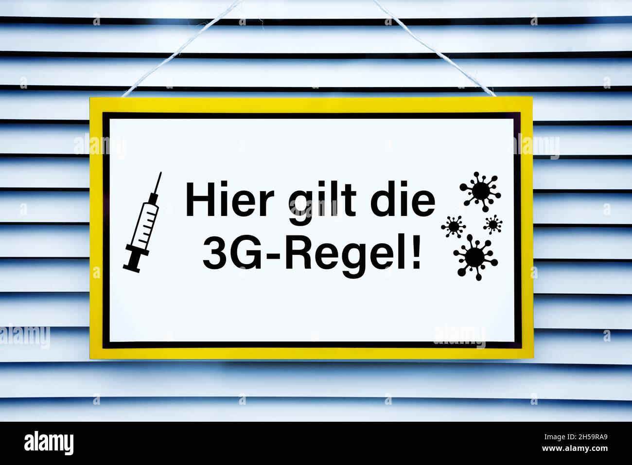 Schild verweist auf 3G-Regel, Symbolfoto Stock Photo
