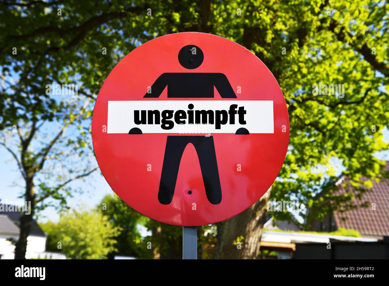 FOTOMONTAGE, Durchgangsverbotsschild mit Aufschrift ungeimpft Stock Photo