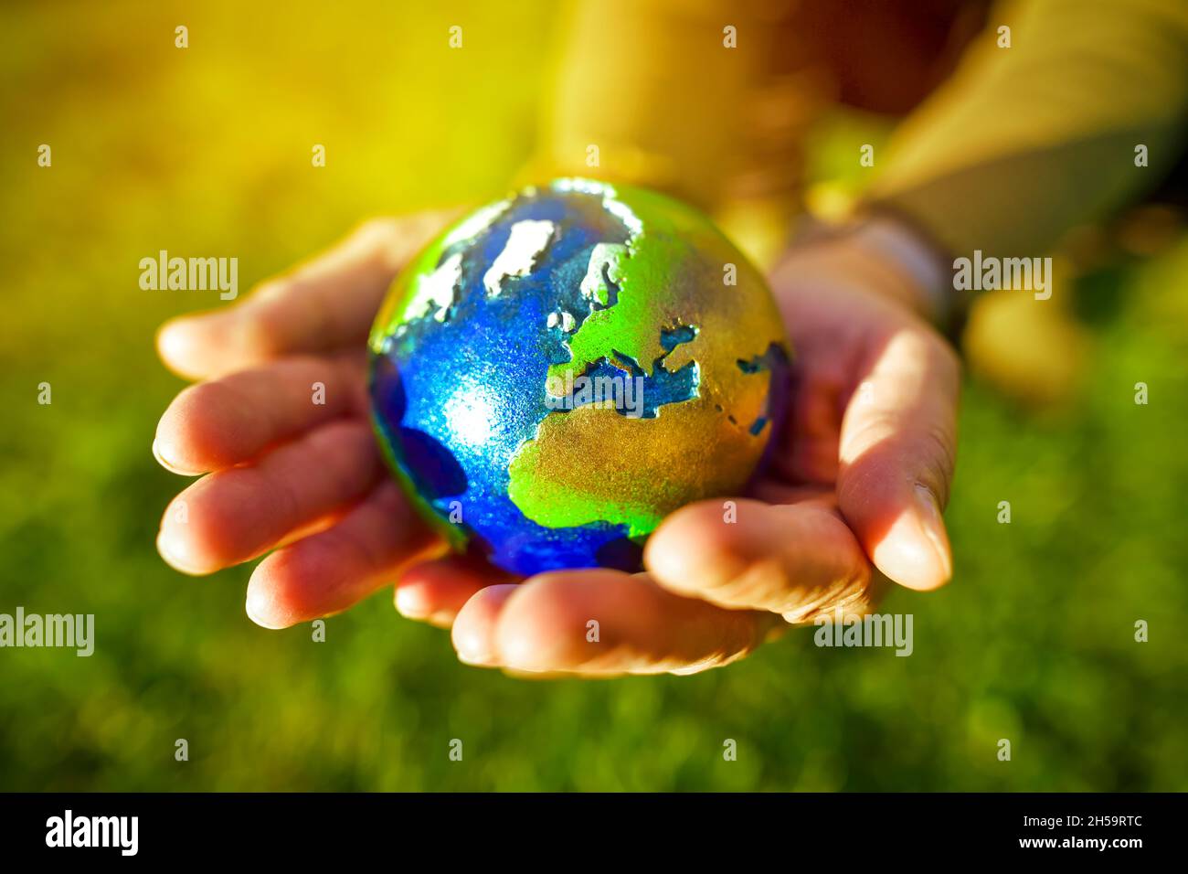 Erdkugel wird von Händen gehalten, Symbolfoto Klima und Klimaschutz Stock Photo