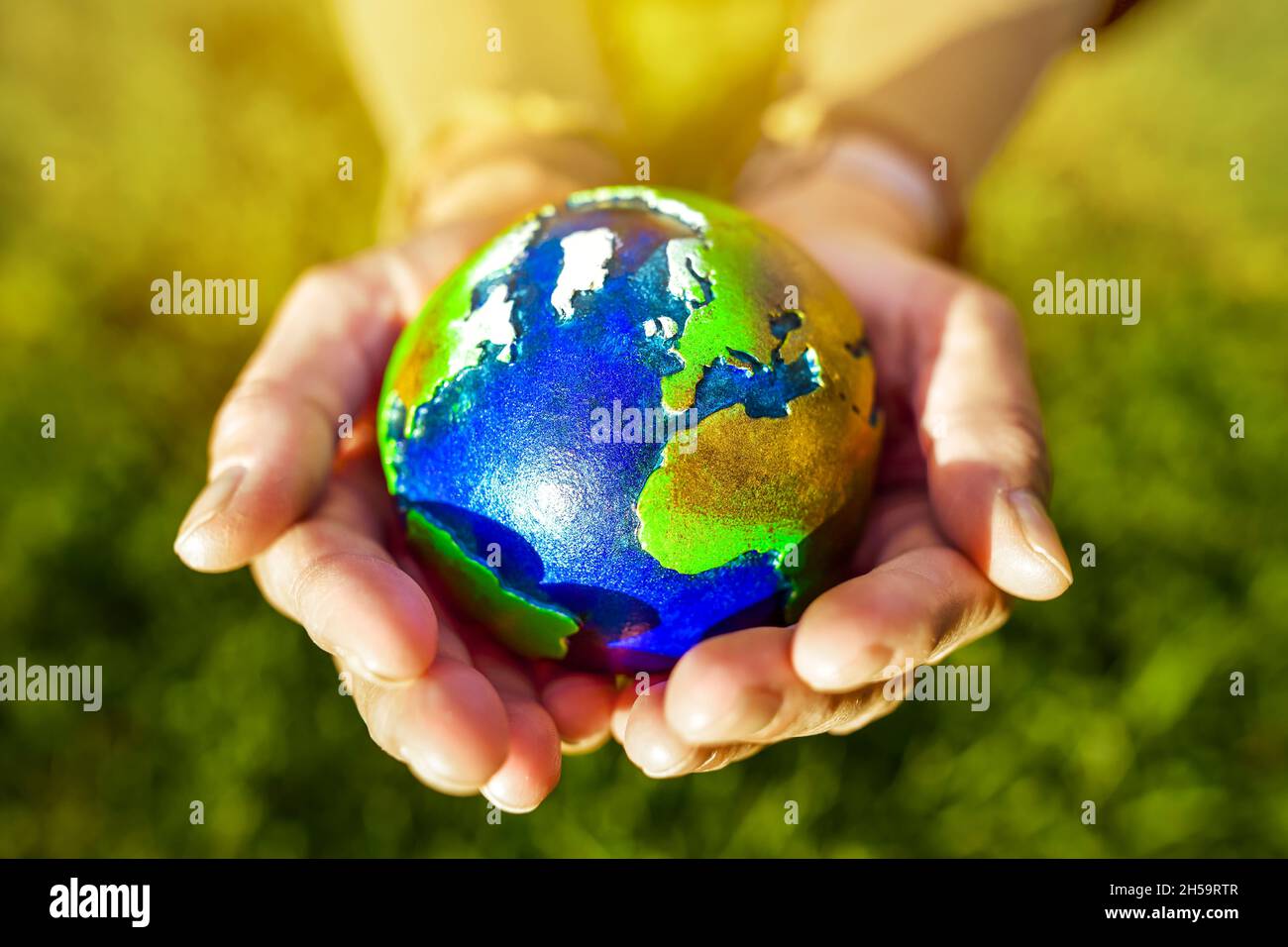 Erdkugel wird von Händen gehalten, Symbolfoto Klima und Klimaschutz Stock Photo