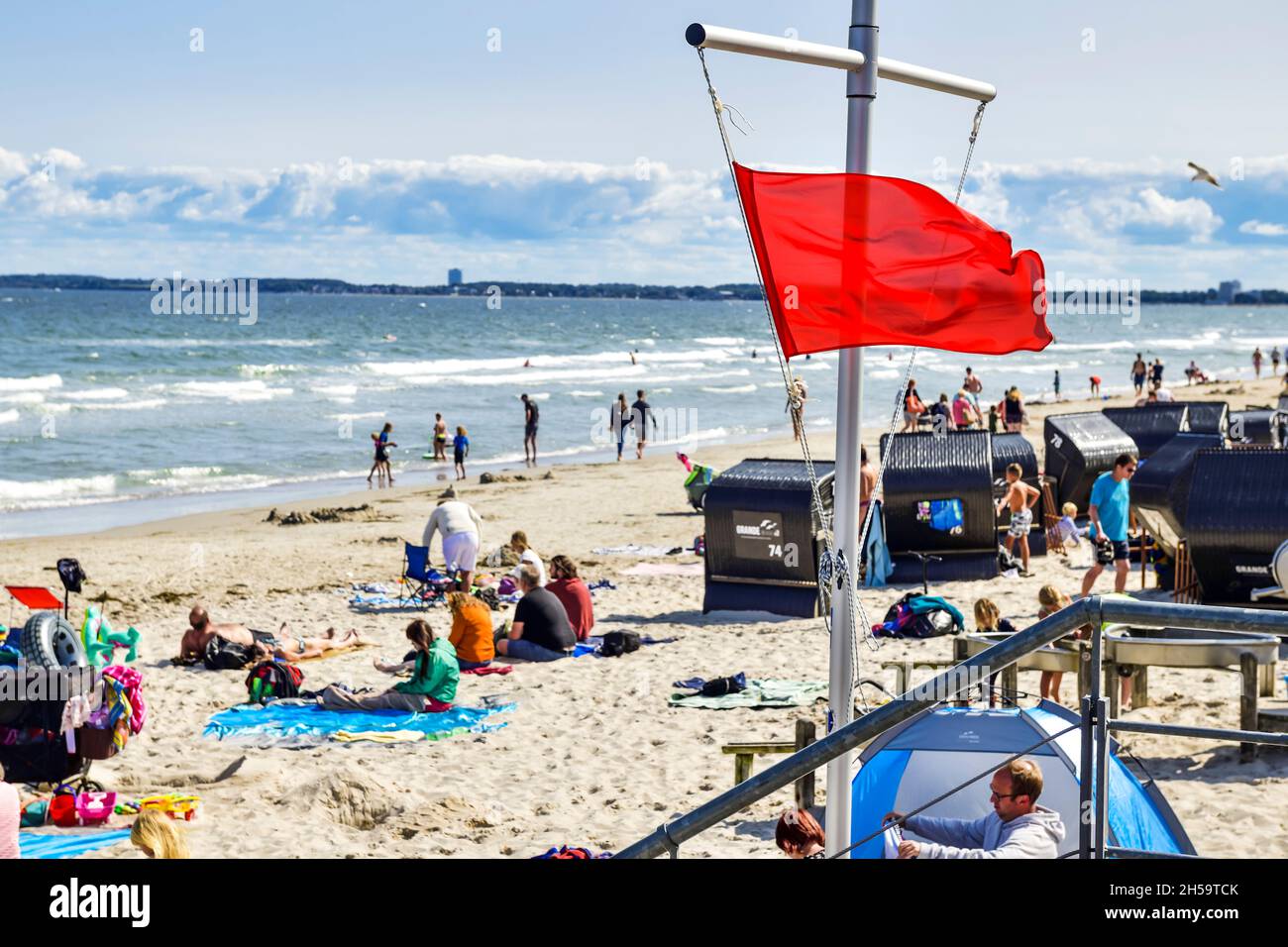 Rote Fahne der DLRG am Ostsee-Strand zeigt Badeverbot an in Scharbeutz, Schleswig-Holstein, Deutschland, Europa Stock Photo