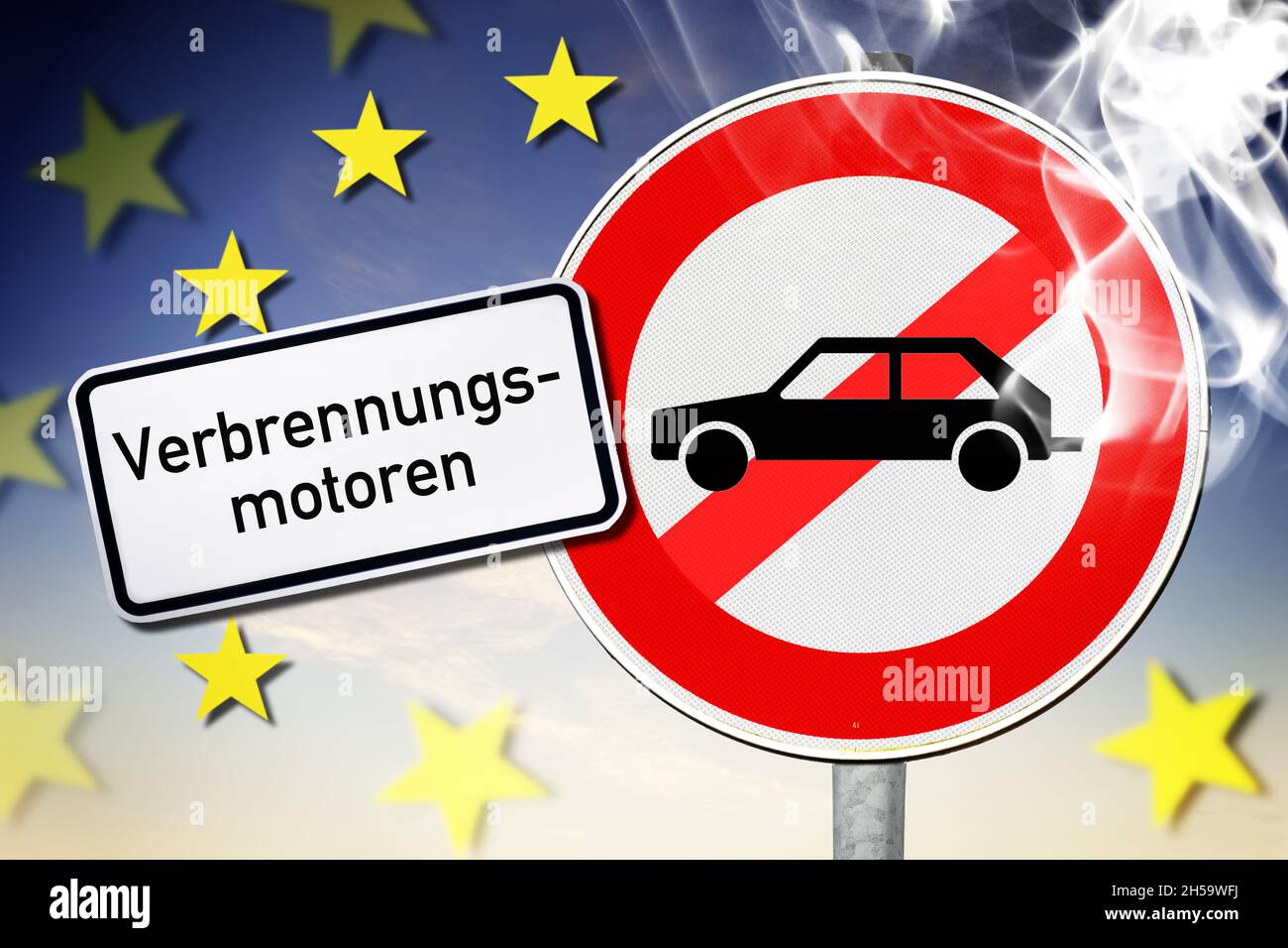 FOTOMONTAGE, Auto-Verbotsschild mit austretendem Qualm, ab 2035 kein Verkauf von Fahrzeugen mit Verbrennungsmotoren in der EU Stock Photo
