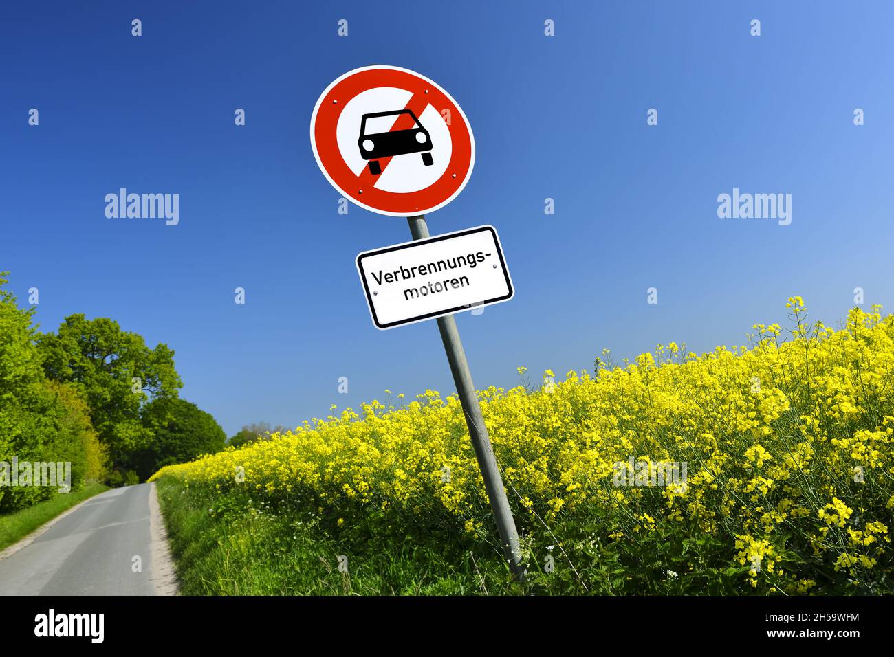 FOTOMONTAGE, Straße mit Verbotsschild für Verbrennungsmotoren, ab 2035 kein Verkauf von Fahrzeugen mit Verbrennungsmotoren in der EU Stock Photo