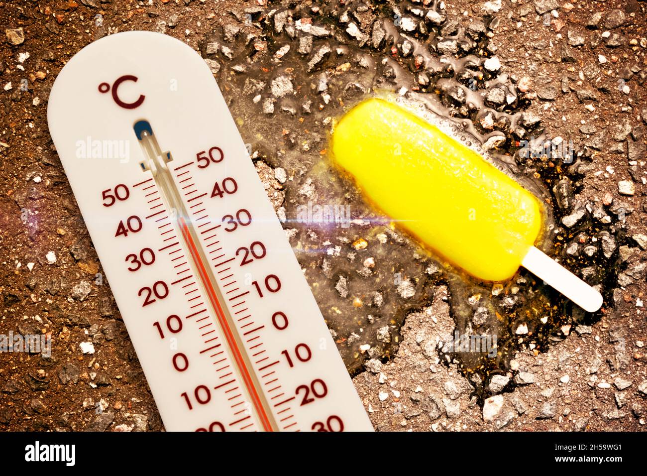 FOTOMONTAGE, Schmelzendes Eis am Stiel und Thermometer, Symbolfoto Hitzewelle Stock Photo
