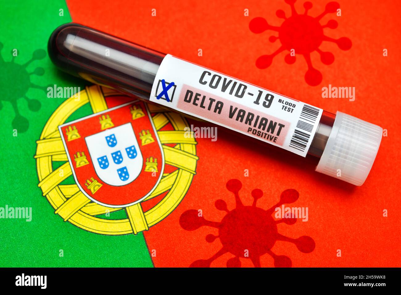 FOTOMONTAGE, Blutprobe mit Coronavirus Delta-Variante B.1.617.2 auf Fahne von Portugal mit Schatten von Coronaviren Stock Photo