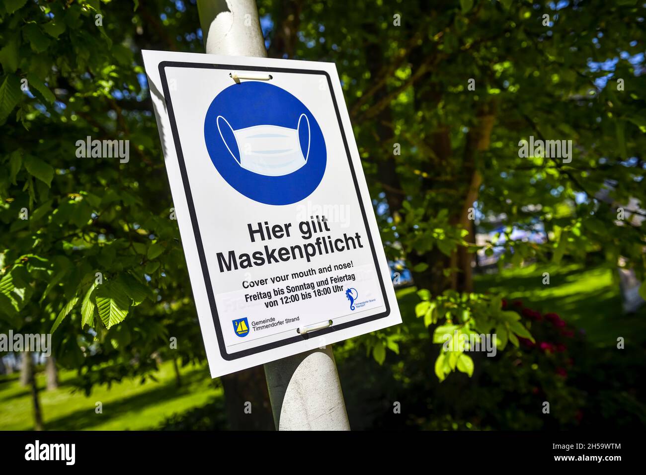 Maskenpflicht-Schild im Kurpark von Timmendorfer Strand, Schleswig-Holstein, Deutschland, Europa Stock Photo