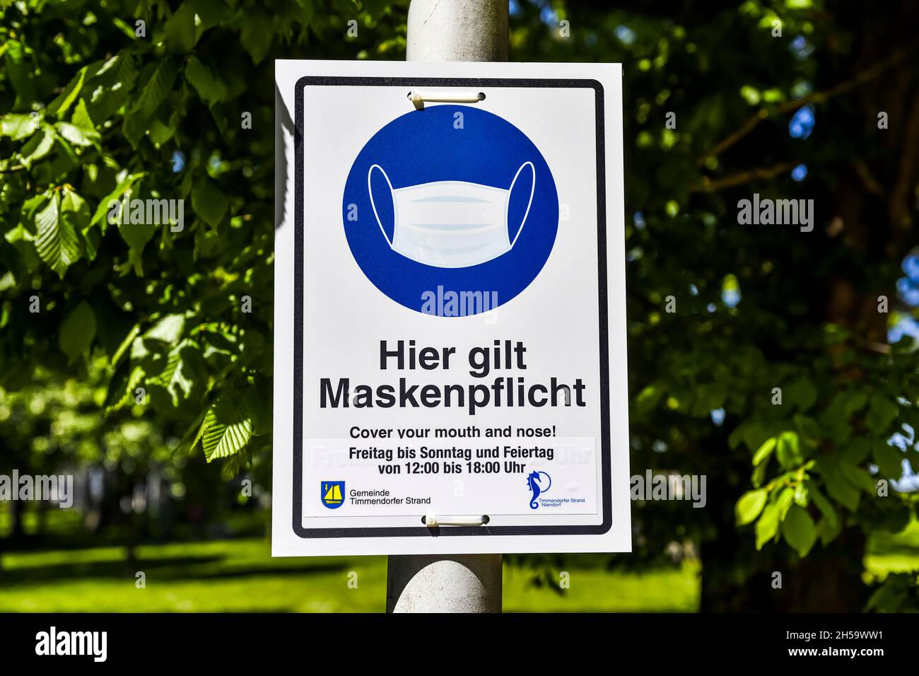 Maskenpflicht-Schild im Kurpark von Timmendorfer Strand, Schleswig-Holstein, Deutschland, Europa Stock Photo