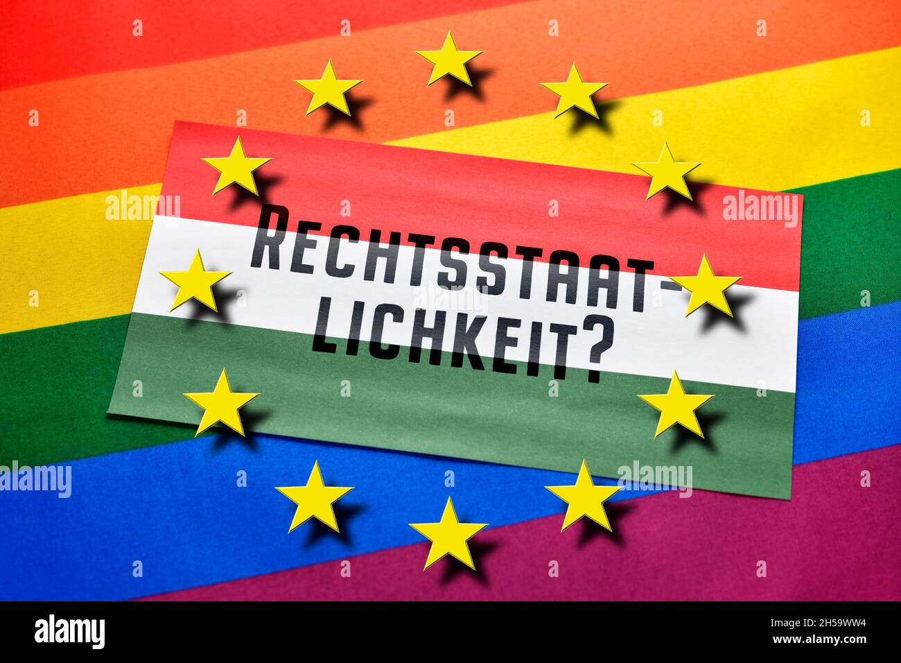 FOTOMONTAGE, Fahne von Ungarn mit der Aufschrift Rechtsstaatlichkeit, Regenbogenfahne und EU-Sterne Stock Photo