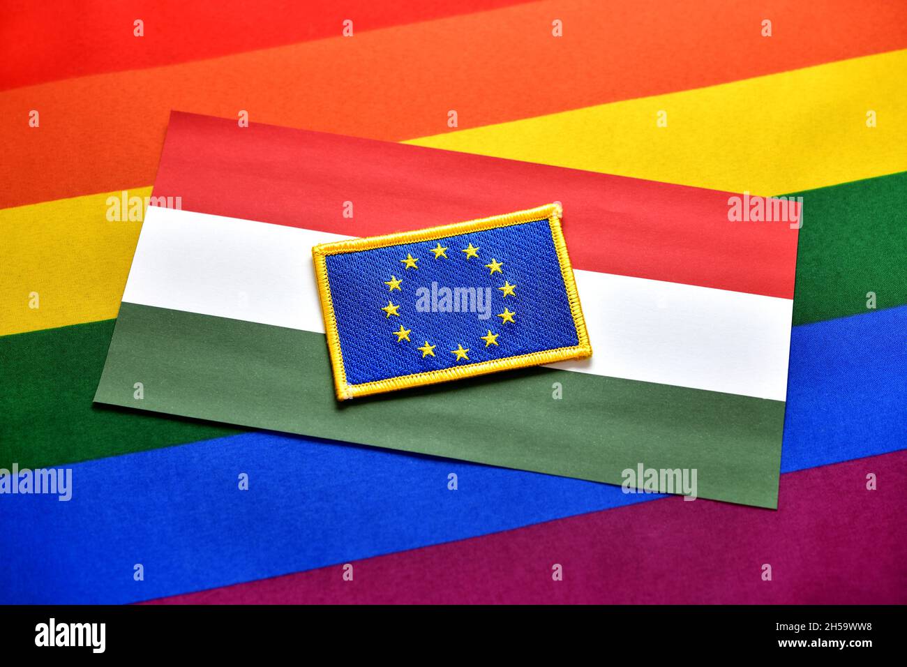 Fahne von EU und Ungarn auf Regenbogenfahne, Streit um ungarisches LGBTQ-Gesetz Stock Photo