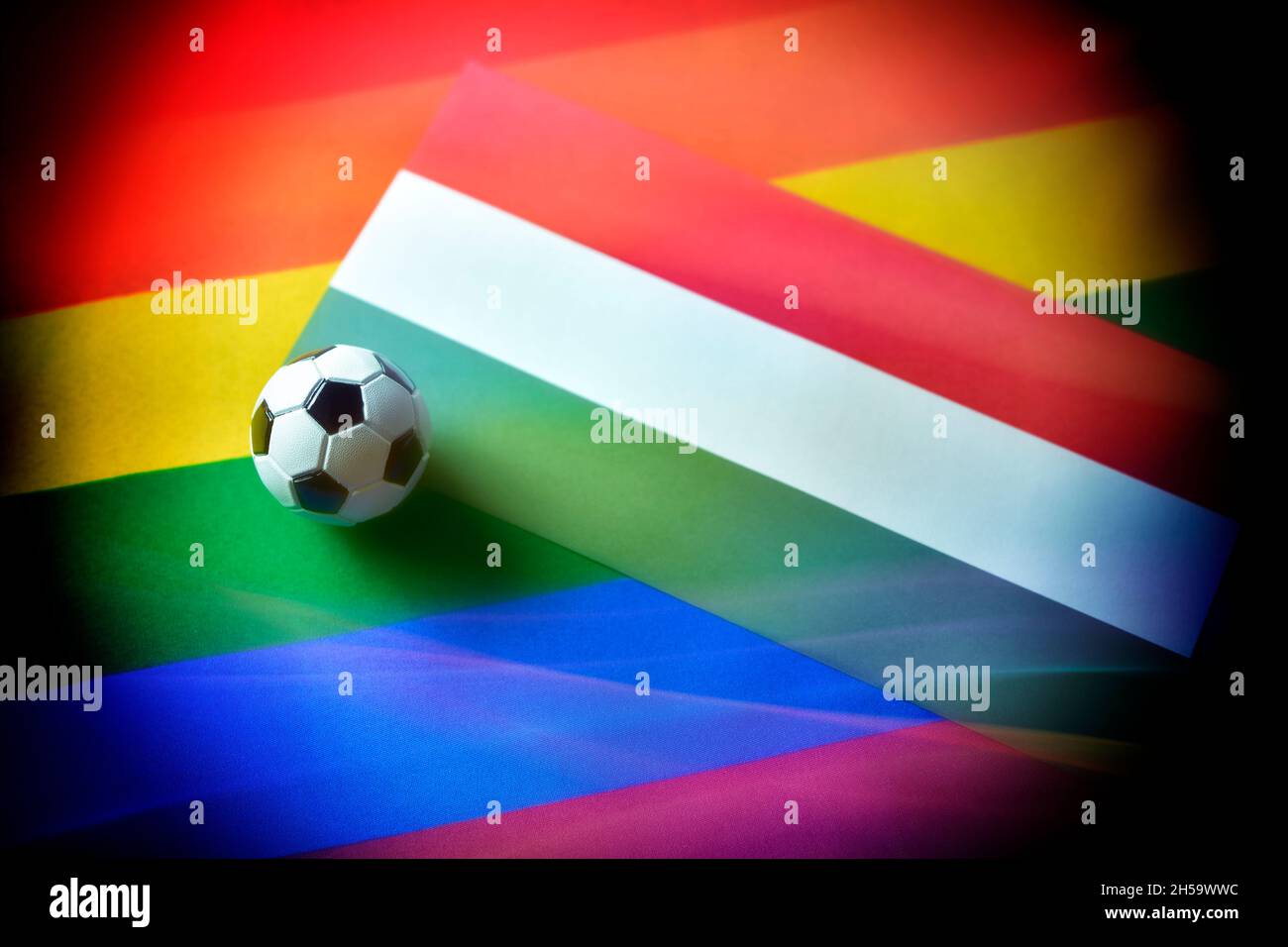 Miniaturfußball auf Fahne von Ungarn und Regenbogenfahne Stock Photo
