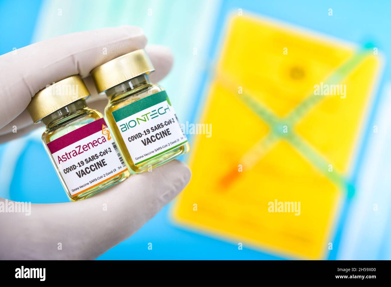 Injektionsfläschchen mit Schriftzug von AstraZeneca und Biontech, Symbolfoto Kreuzimpfung Stock Photo