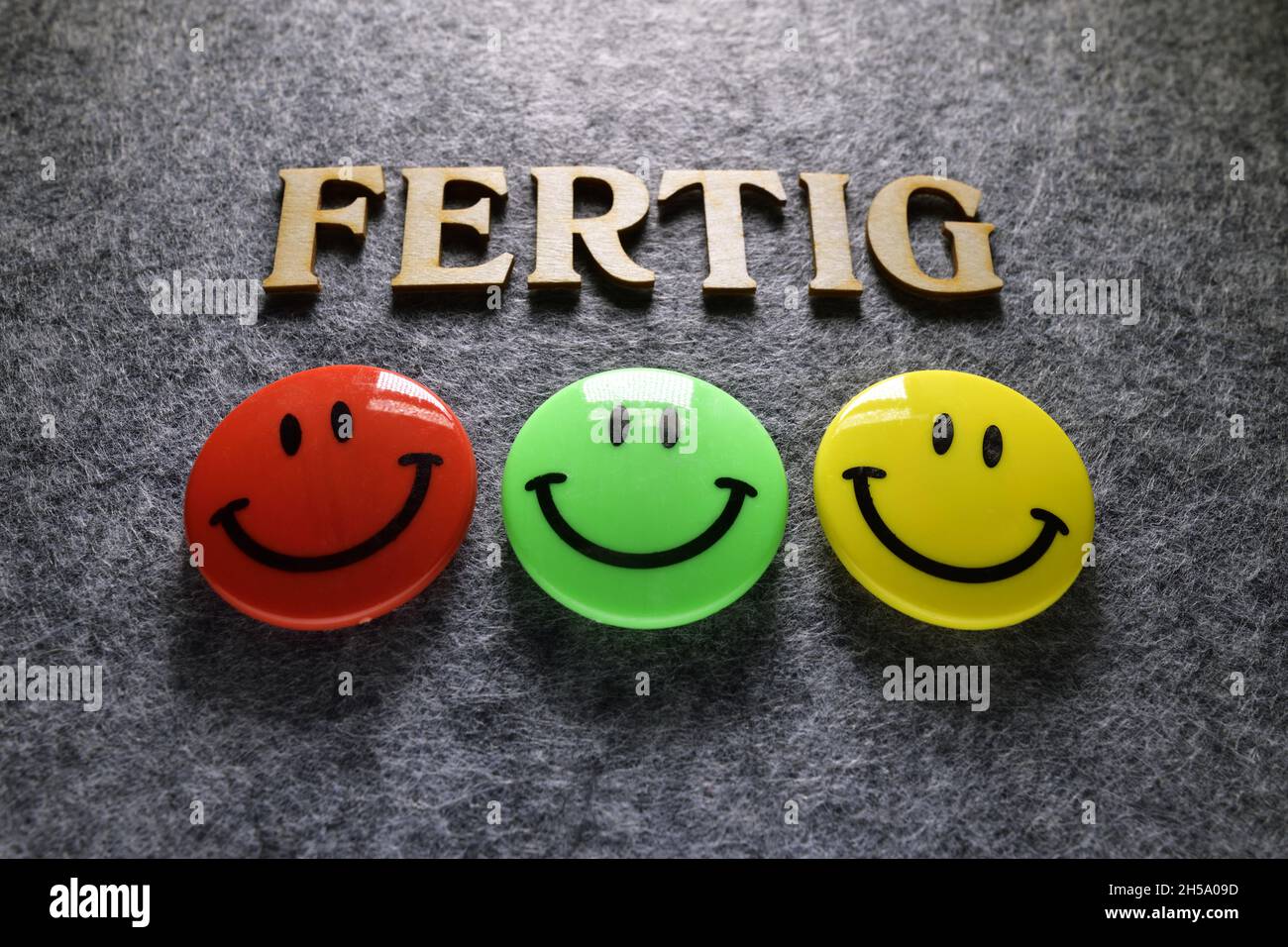 Farbige Smileys in Rot, Grün und Gelb und Schriftzug fertig, Symbolfoto Koalition aus SPD, Grüne und FDP, Ampel-Koalition Stock Photo