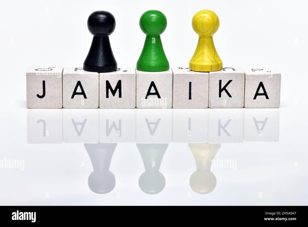 Spielfiguren in Schwarz, Grün und Gelb, Koalition aus CDU/CSU, den Grünen und FDP, Jamaika-Koalition Stock Photo