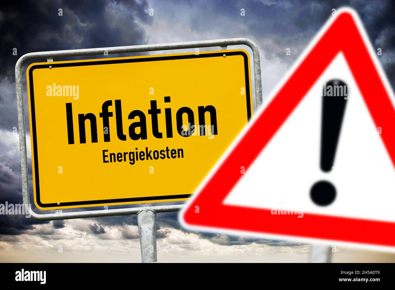 FOTOMONTAGE, Ortsschild Inflation und Energiekosten, Anstieg der Inflationsrate Stock Photo