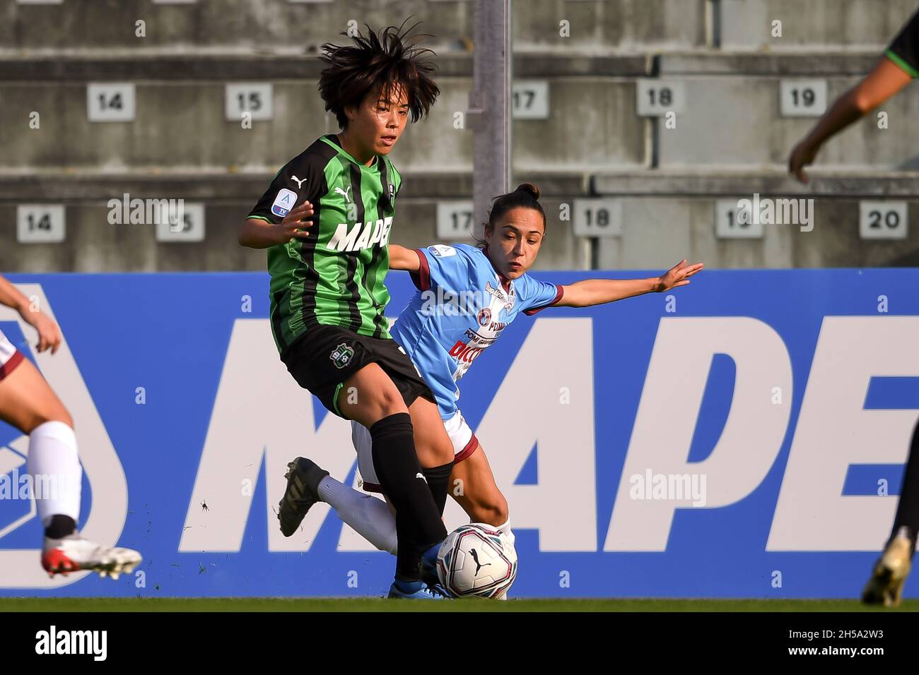 Nanoka Iriguchi (Sassuolo Women) Valentina Puglisi (Pomigliano Women) during the Italian 'Serie A Women' match between Sassuolo Women 4-2 Pomigliano Women at Enzo Ricci Stadium on November 07, 2021 in Sassuolo, Italy. Credit: Maurizio Borsari/AFLO/Alamy Live News Stock Photo