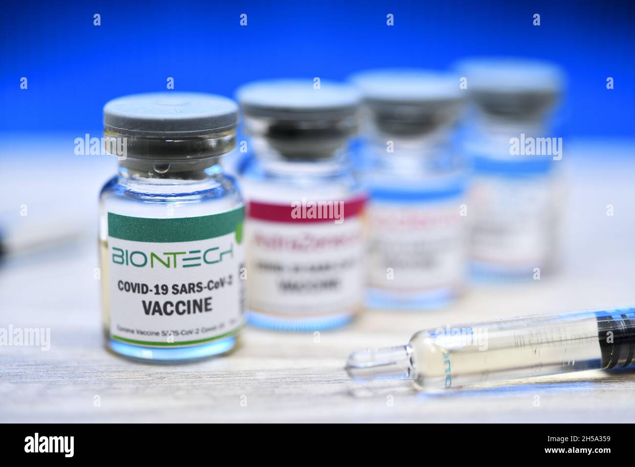 Corona-Impfstoff von Biontech mit Spritze, Symbolfoto Stock Photo