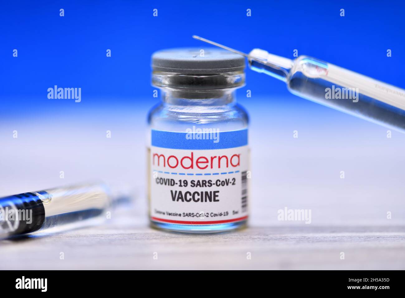 Injektionsflasche mit Impfspritze, Corona-Impfstoff von Moderna, Symbolfoto Stock Photo