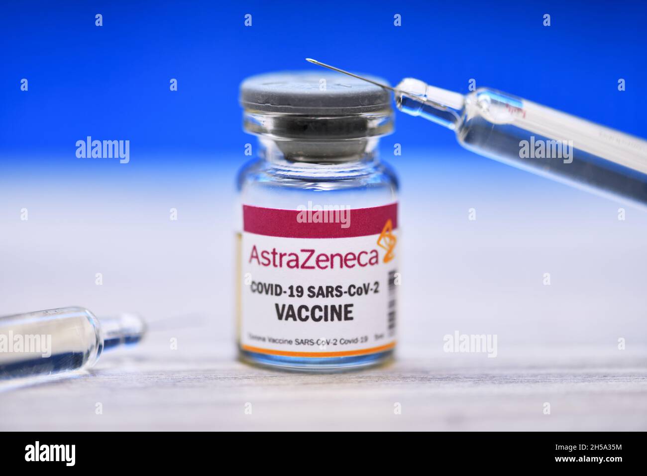 Injektionsflasche mit Impfspritze, Corona-Impfstoff von AstraZeneca, Symbolfoto Stock Photo