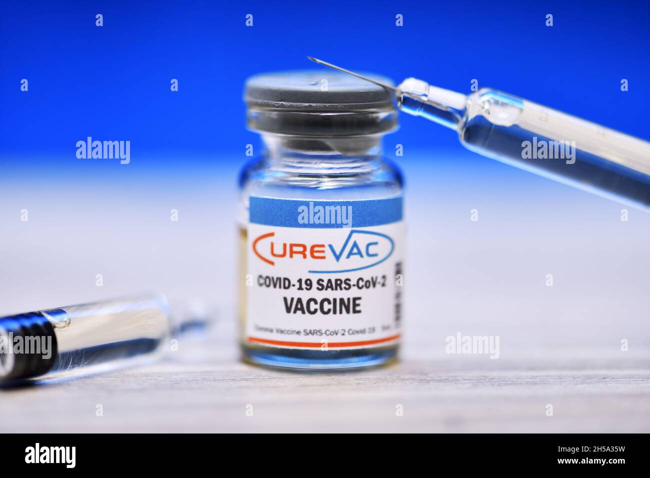 Injektionsflasche mit Impfspritze, Corona-Impfstoff von CureVac, Symbolfoto Stock Photo