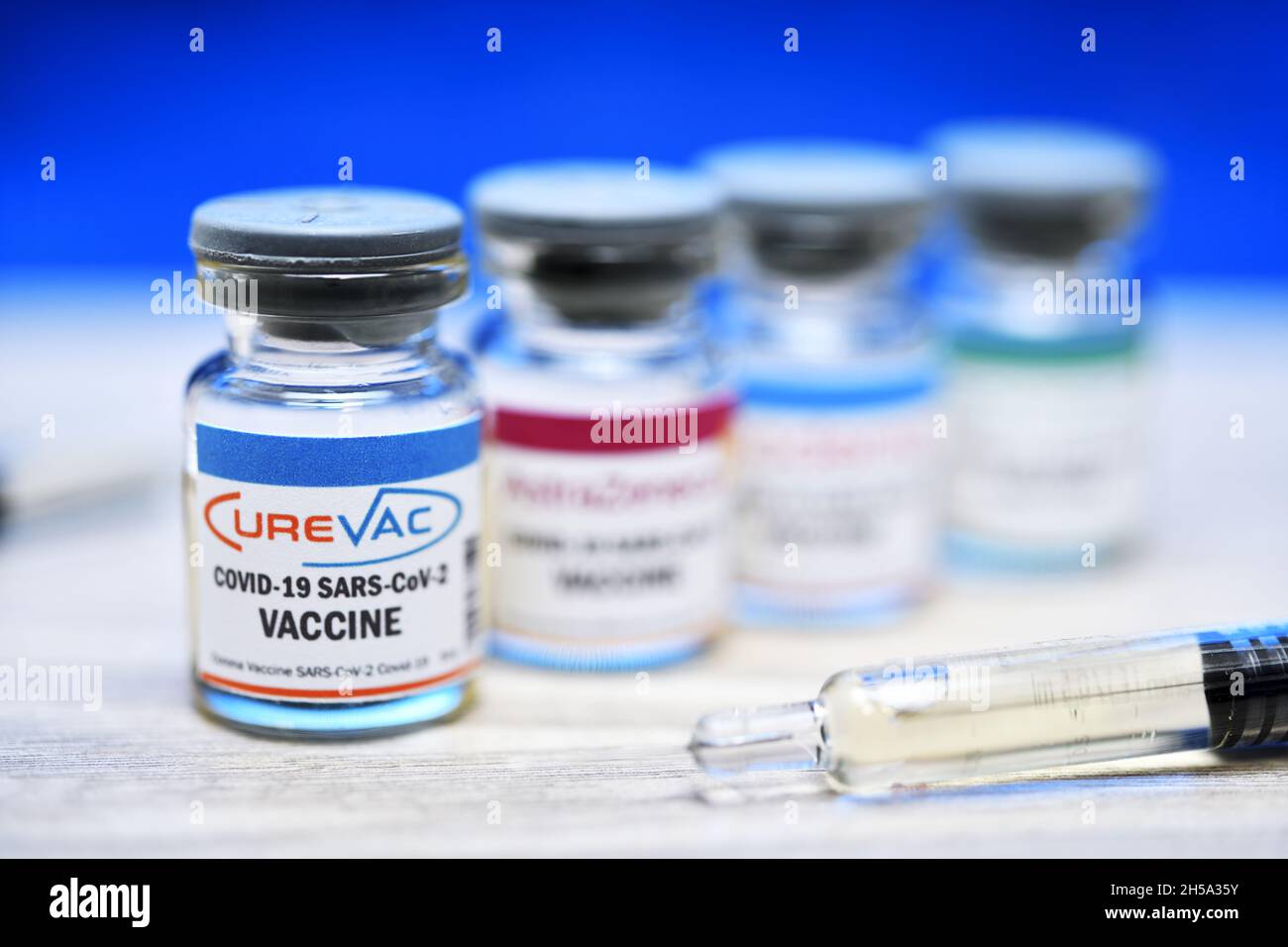 Injektionsflaschen mit Impfspritze, Corona-Impfstoff von CureVac, Symbolfoto Stock Photo
