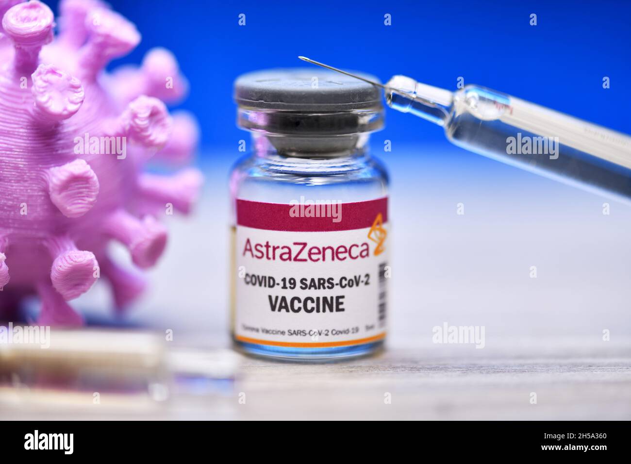 Injektionsflasche mit Impfspritze und Coronavirus-Modell, Corona-Impfstoff von AstraZeneca, Symbolfoto Stock Photo