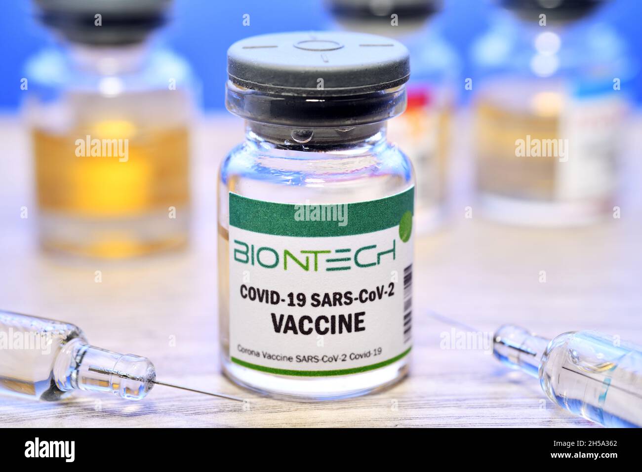 Injektionsflasche mit Impfspritzen, Corona-Impfstoff von Biontech, Symbolfoto Stock Photo