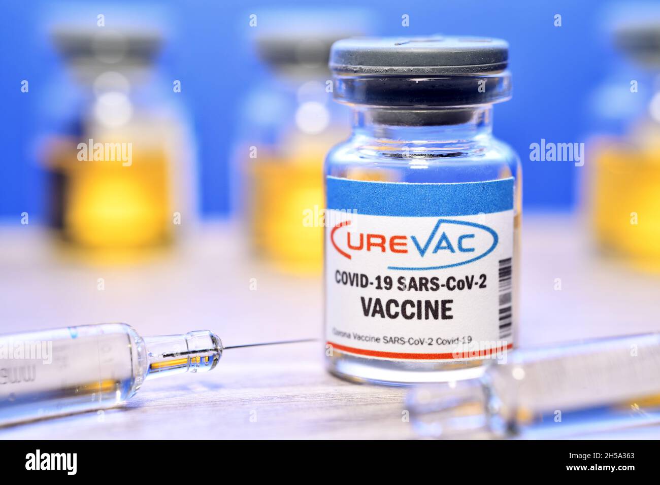 Injektionsflasche mit Impfspritzen, Corona-Impfstoff von CureVac, Symbolfoto Stock Photo