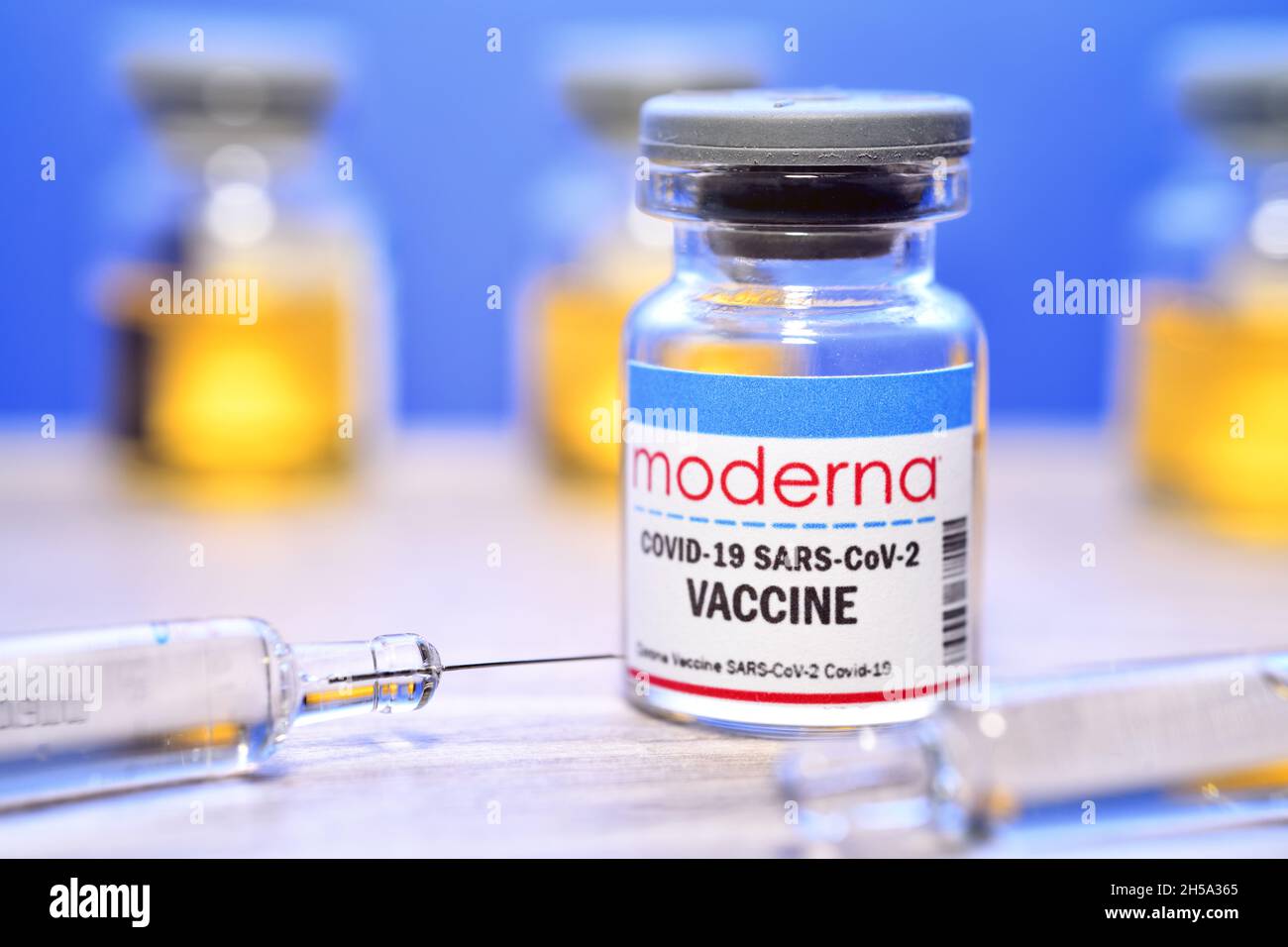 Injektionsflasche mit Impfspritzen, Corona-Impfstoff von Moderna, Symbolfoto Stock Photo