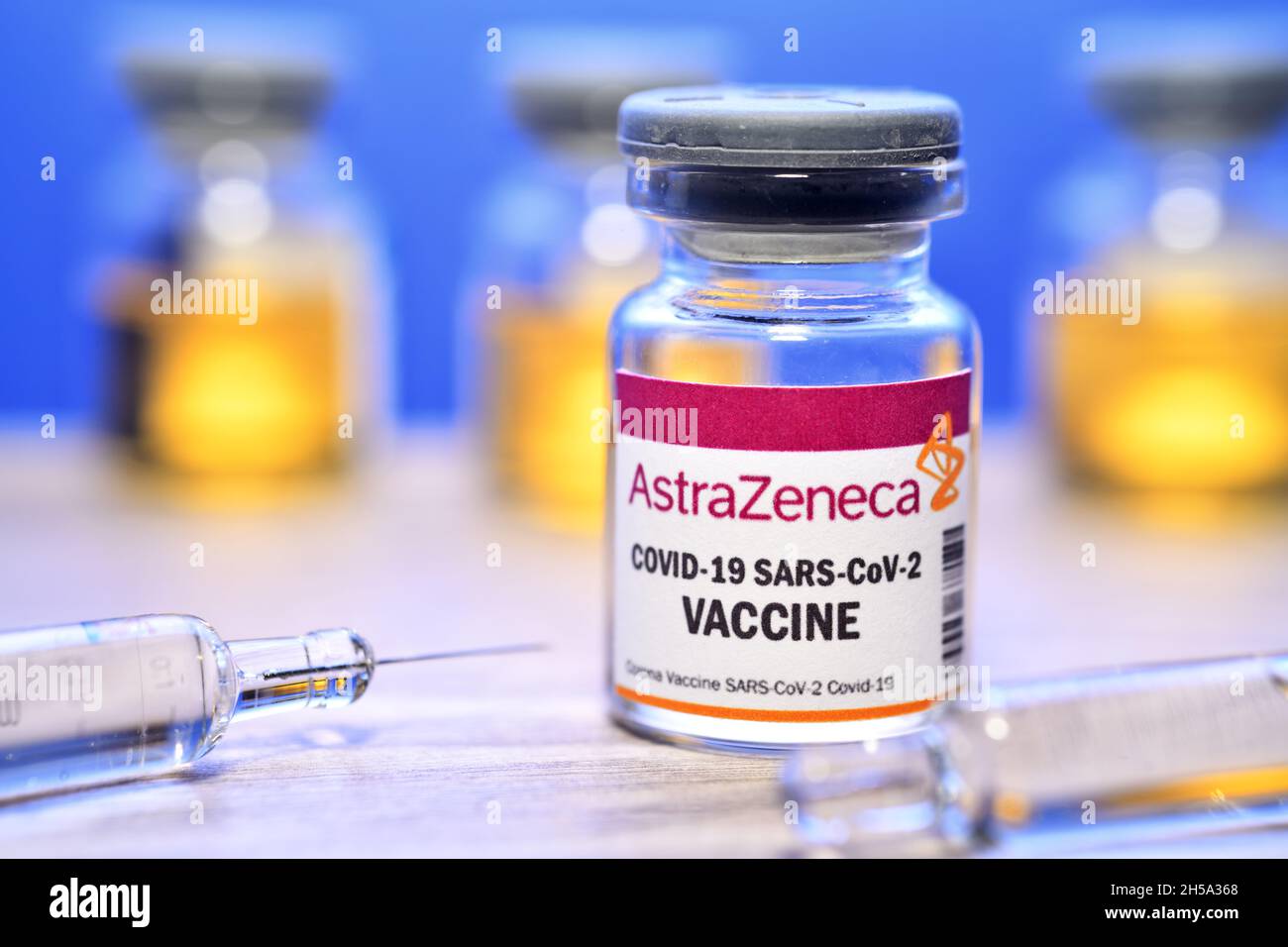 Injektionsflasche mit Impfspritzen, Corona-Impfstoff von AstraZeneca, Symbolfoto Stock Photo