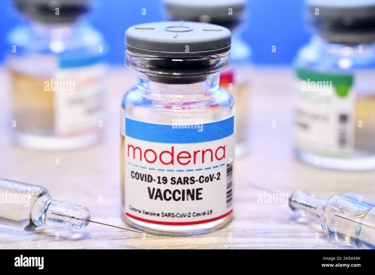 Injektionsflasche mit Impfspritzen, Corona-Impfstoff von Moderna, Symbolfoto Stock Photo