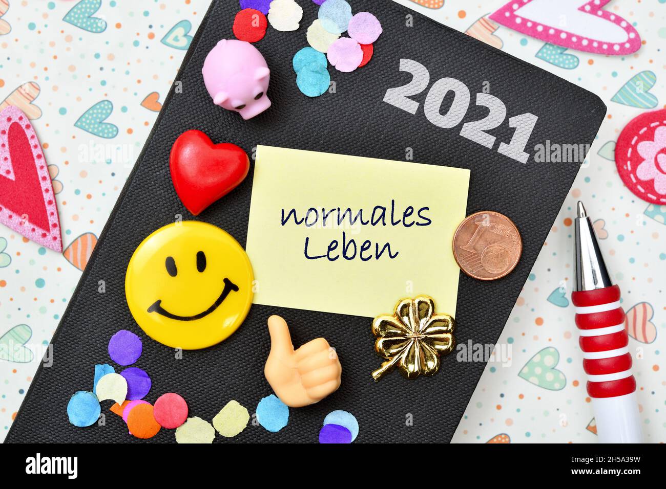 FOTOMONTAGE, Normales Leben als Wunsch für das neue Jahr 2021 nach dem Corona-Jahr 2020 Stock Photo