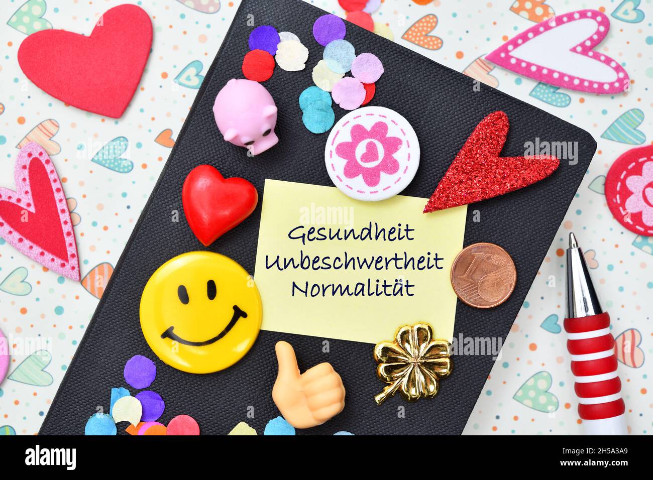 FOTOMONTAGE, Kalender mit Zettel und Aufschrift Gesundheit, Unbeschwertheit und Normalität als Wünsche für das neue Jahr 2021 nach dem Corona-Jahr 202 Stock Photo