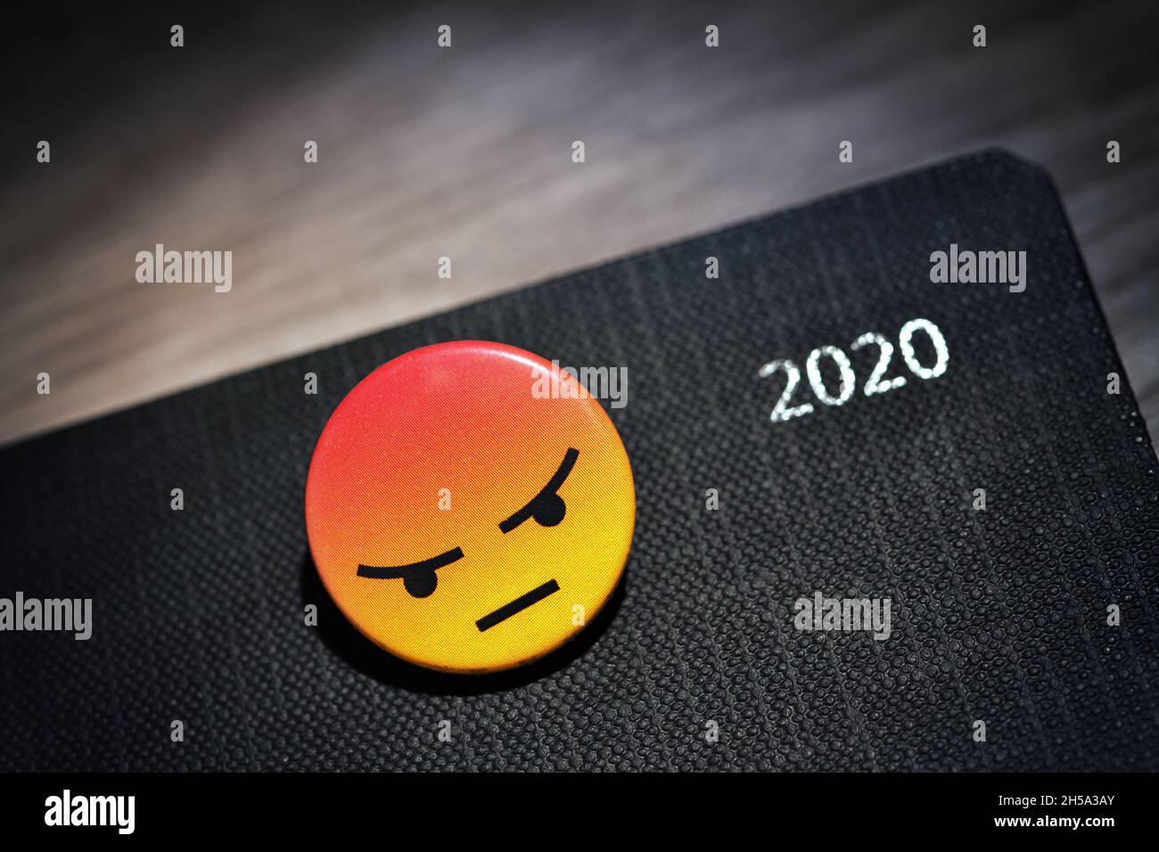 Wütender Smiley auf Kalender des Jahres 2020, Corona-Jahr Stock Photo