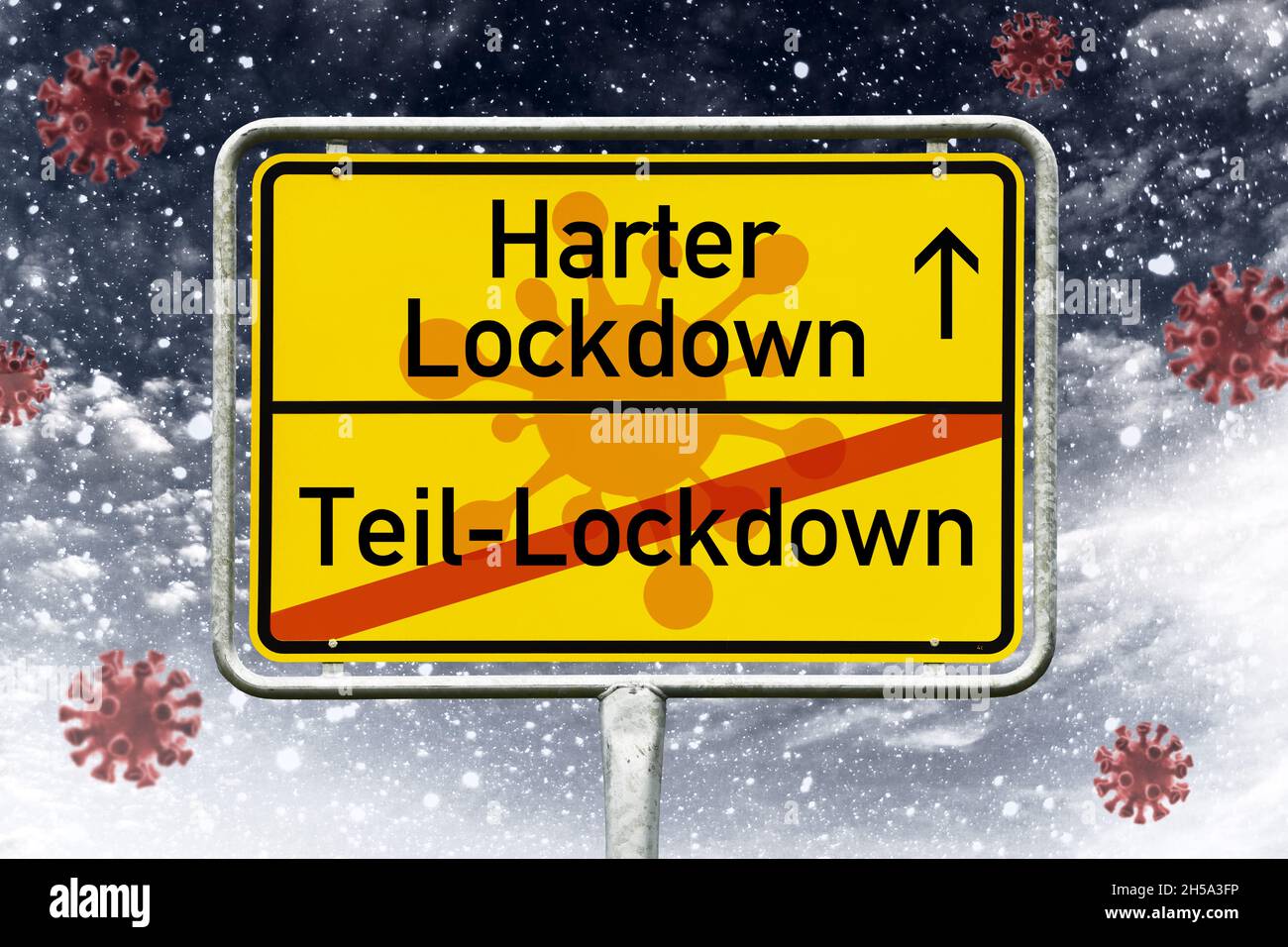 FOTOMONTAGE, Ortsschild mit Aufschrift Harter Lockdown und durchgestrichener Aufschrift Teil-Lockdown Stock Photo
