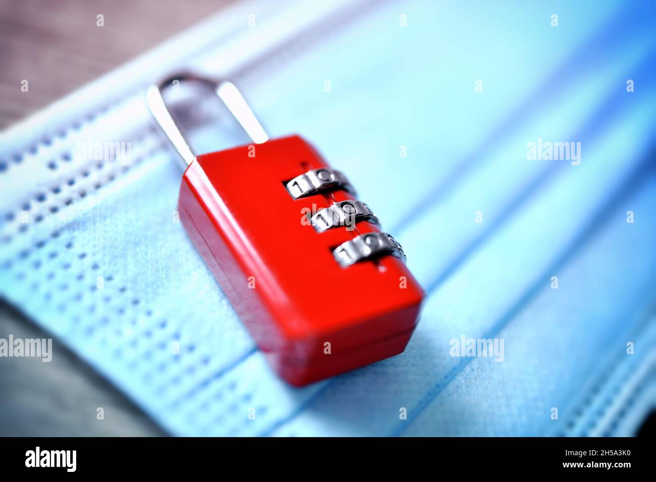 Rotes Nummernschloss auf Schutzmaske, Symbolfoto harter Lockdown Stock Photo