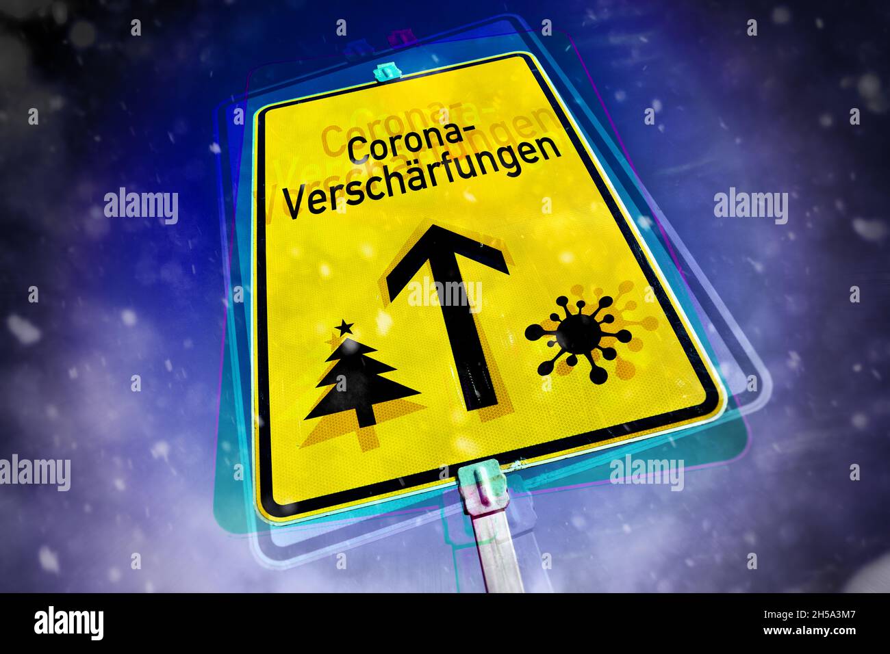 FOTOMONTAGE, Wegweiser mit der Aufschrift Corona-Verschärfungen, Weihnachtsbaum und Corona-Symbol, Corona-Maßnahmen in der Weihnachtszeit Stock Photo