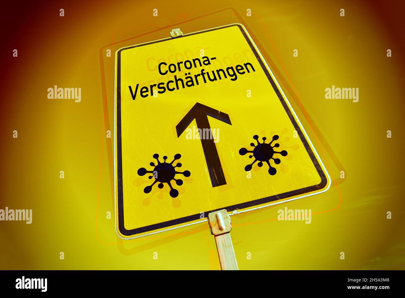 FOTOMONTAGE, Wegweiser mit der Aufschrift Corona-Verschärfungen und Corona-Symbolen Stock Photo