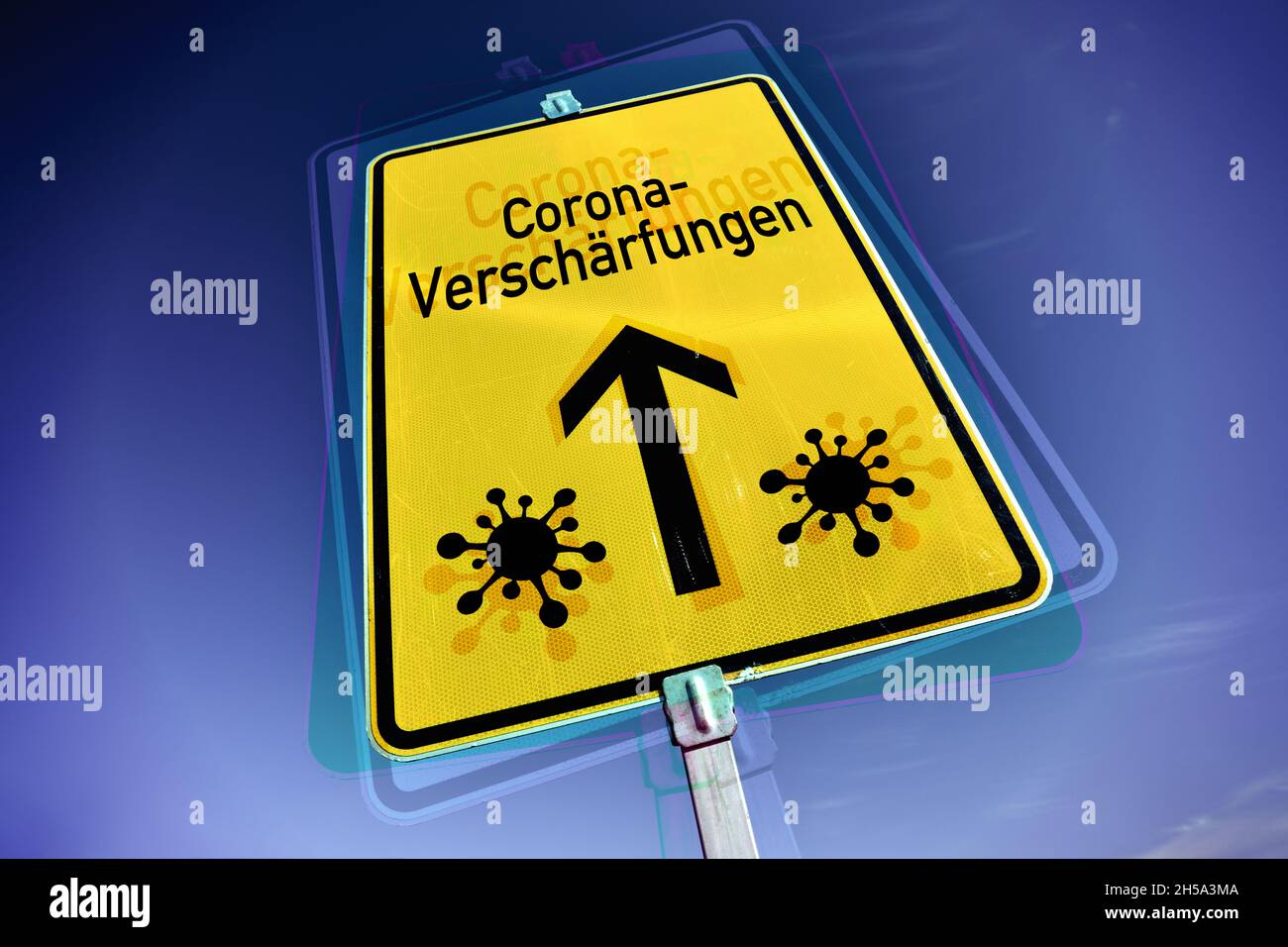FOTOMONTAGE, Wegweiser mit der Aufschrift Corona-Verschärfungen und Corona-Symbolen Stock Photo