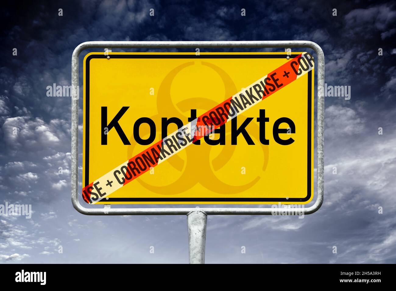 FOTOMONTAGE, Ortsschild mit durchgestrichenem Schriftzug Kontakte, Symbolfoto Kontaktbeschränkungen Stock Photo
